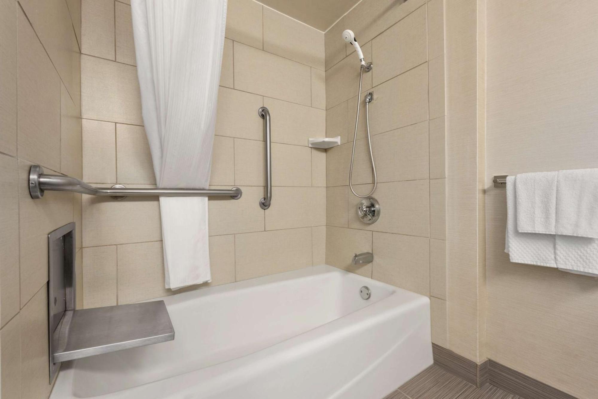 Doubletree By Hilton Milwaukee/brookfield Brookfield